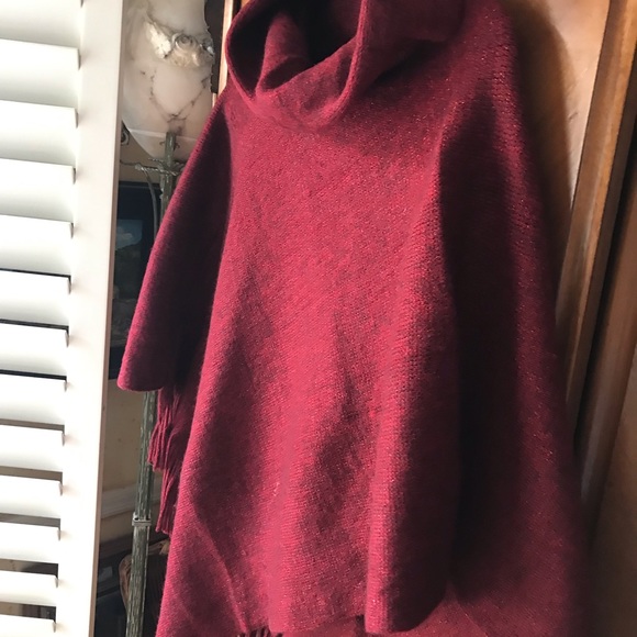 Chico’s wine knit poncho turtle neck gold sparkles in weave. Fringe edge.Sale - Picture 4 of 6